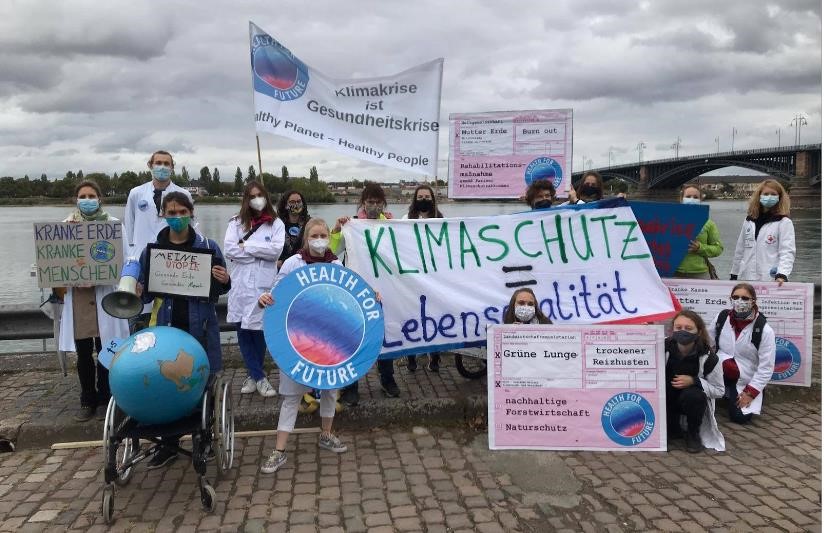 Photo von Teilnehmenden an einem Klimastreik am Rhein
