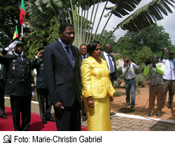 Präsident Boni Yayi und seine Frau vor dem Kriegerdenkmal, Foto: Marie-Christin Gabriel
