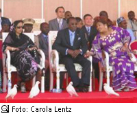 Burkinas First Lady (r.) scherzt mit den Staatsgästen, davor vier der 50 Tauben aus Mali (Foto: Carola Lentz)