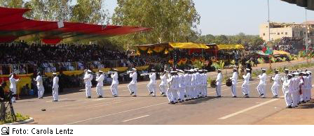Die ghanaische Navy Brass Band formt das F(aso) (Foto: Carola Lentz)