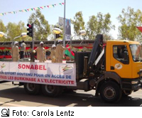Motorisierte Zivilparade - der Wagen der Société nationale d'électricité du Burkina (Foto: Carola Lentz)