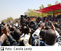 Präsident Compaoré, umringt von Journalisten (Foto: Carola Lentz)