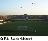 Paraglider über dem Stadion (Foto: Svenja Haberecht)