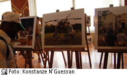 Ausstellung: Bilder der 2004 durch die französische Armee zerstörten ivorischen Luftwaffe, Foto: Konstanze N'Guessan