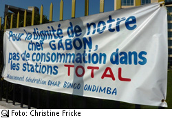 Boykott TOTAL am Zaun des Außenministeriums, Foto: Christine Fricke