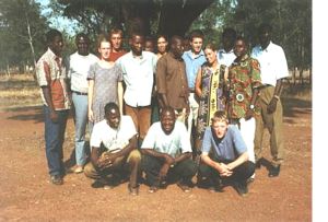 Burkinische und deutsche Studenten mit ihren Lehrkräften bei einer Zwischenauswertung im November 1998 in Diébougou